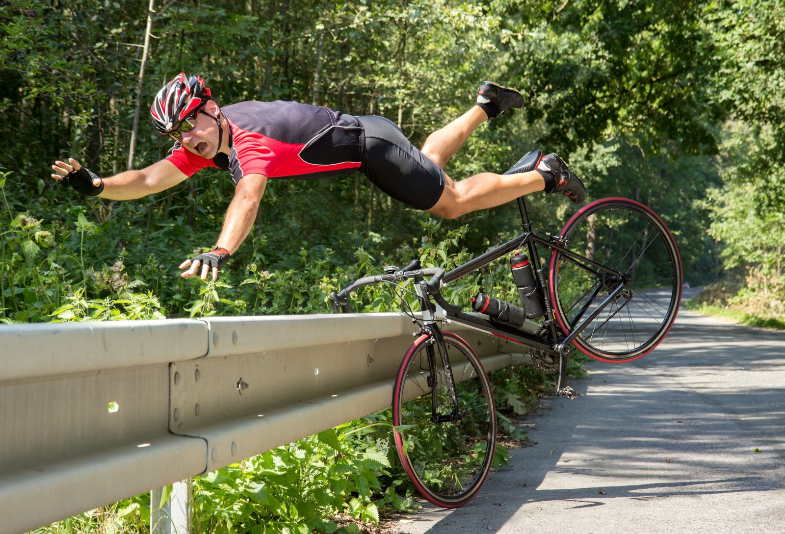 Cyclist flying over a road barrier in an accident from a flipped bike » HCi