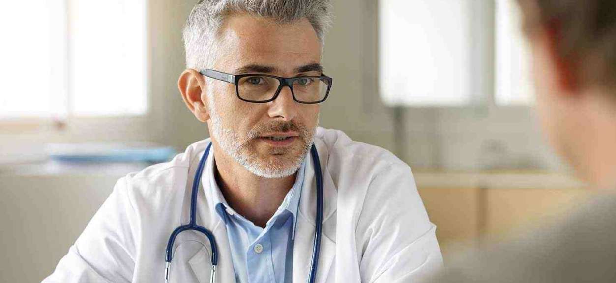 Profile of a male doctor in a white coat and a stethescope » HCi